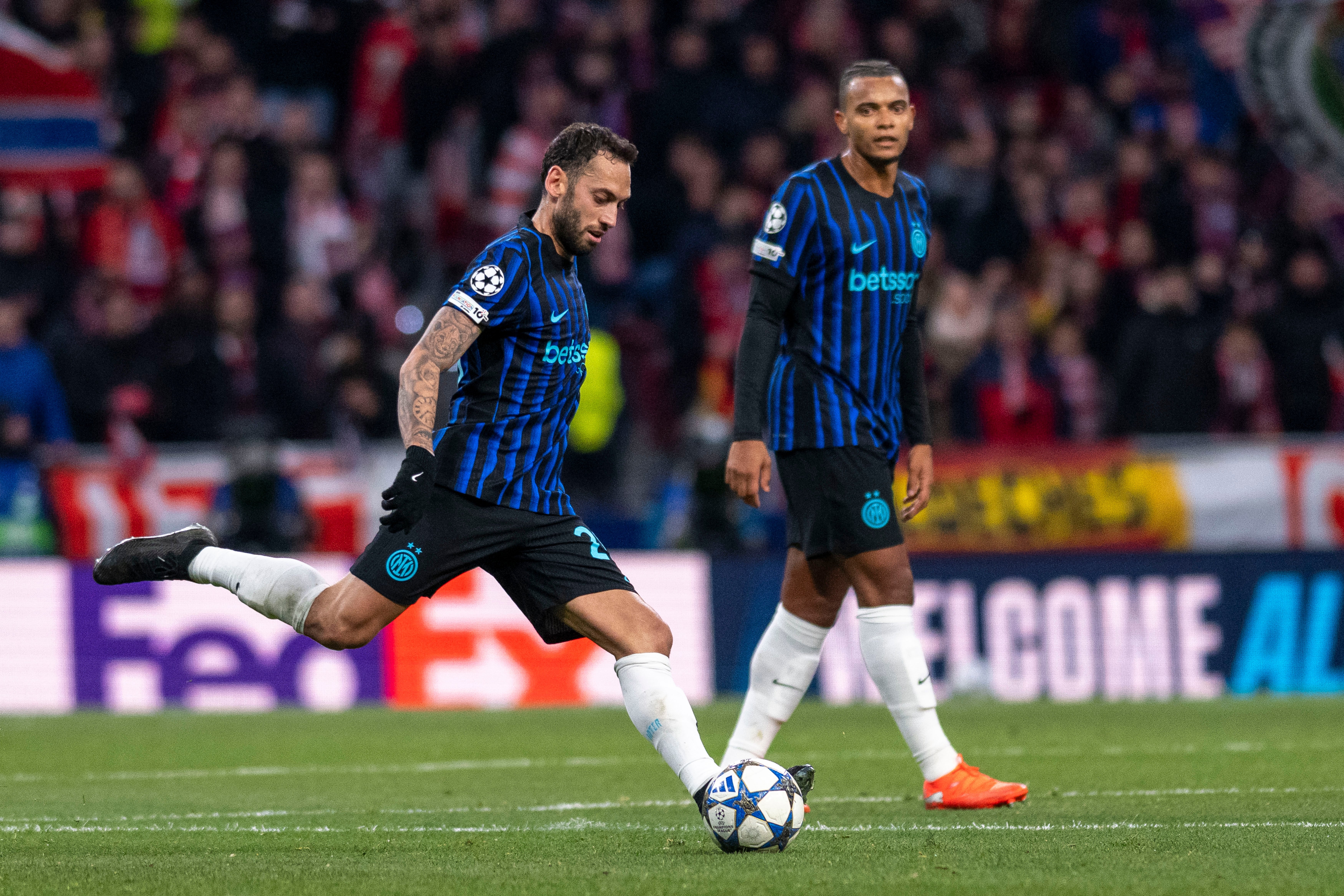 b体育官网-国米官方：恰尔汗奥卢左小腿肌肉拉伤 未来几天将评估球员伤情